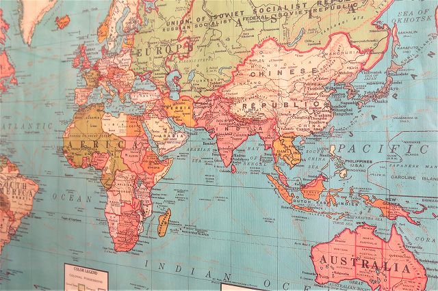 Map of The World 額入りポスター - アンティーク、ビンテージのインテリア家具や雑貨、店舗什器の通販ならWANT ANTIQUE  LIFE STORE