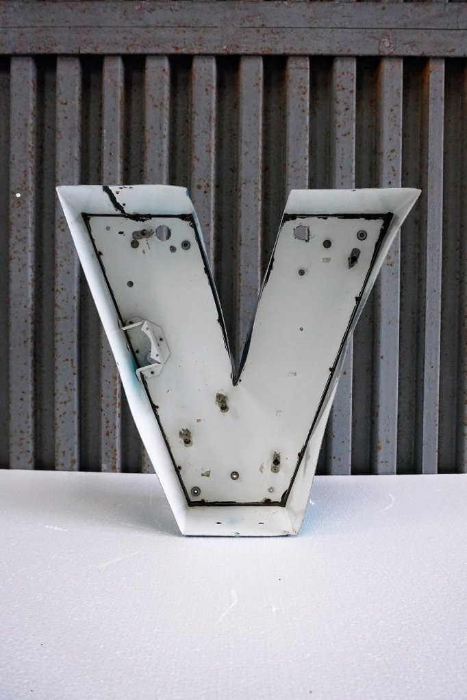 ヴィンテージ アルファベットサイン V(在庫2点有り) - アンティーク、ビンテージのインテリア家具や雑貨、店舗什器の通販ならWANT  ANTIQUE LIFE STORE