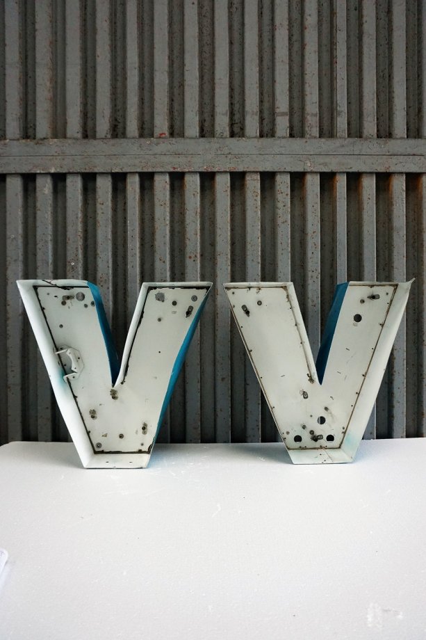 ヴィンテージ アルファベットサイン V(在庫2点有り) - アンティーク、ビンテージのインテリア家具や雑貨、店舗什器の通販ならWANT  ANTIQUE LIFE STORE