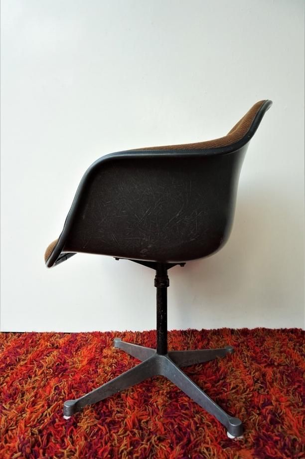 日曜日まで！　50年代 遷移期 イームズ アームシェルチェア　ハーマンミラー社製 Herman Miller Eames Molded Plastic Arm Shell Chair
