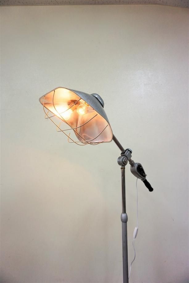 【生産終了品】街灯のようなインダストリアルフロアスタンドライト 生産終了品】街灯のようなインダストリアルフロアスタンドライト