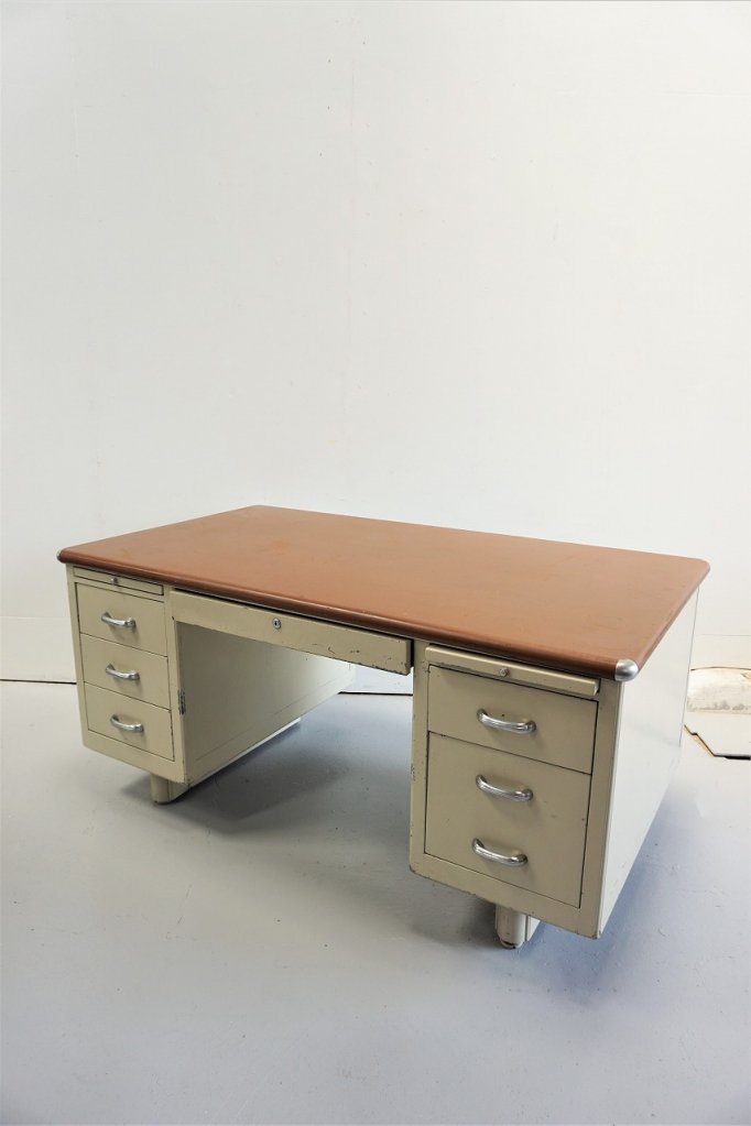 昔ながらの事務机 オフィス机 スチール机 オフィス家具 - 机/テーブル