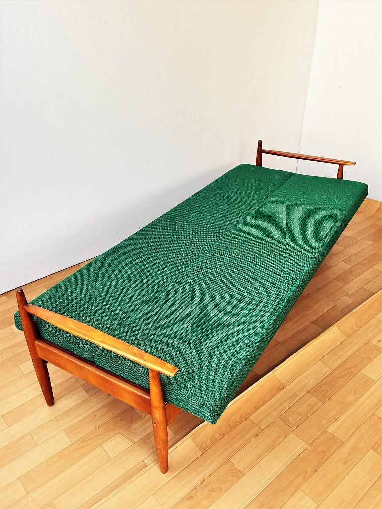 チェコ製　1973年製ビンテージシングルソファ　グリーン 1960's チェコ製 ヴィンテージ ファブリック ソファ/デイベッド