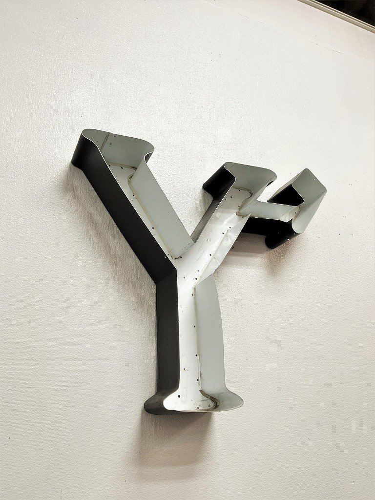 ヴィンテージ アルファベットサイン ” Y' ” - アンティーク、ビンテージのインテリア家具や雑貨、店舗什器の通販ならWANT ANTIQUE  LIFE STORE