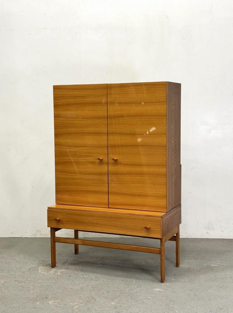 1974's JITONA Soběslav社製 ヴィンテージ ウッド カップボード