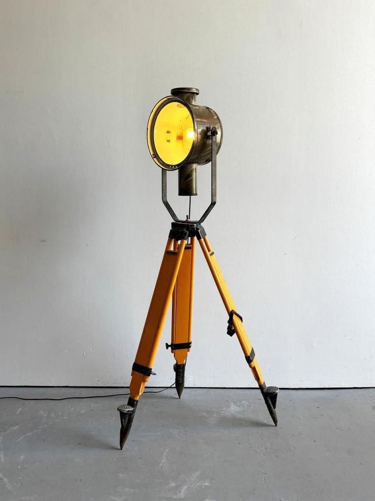 ヴィンテージ インダストリアル トライポッド フロアランプ