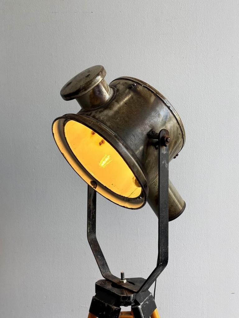 ヴィンテージ インダストリアル トライポッド フロアランプ