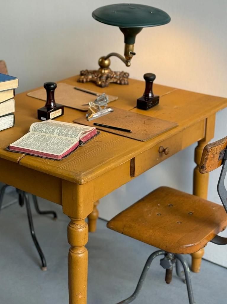 レトロモダンなミドルタイプのコーヒーテーブル　古道具　アンティーク　剥離 1SwedishVintageCoffeeTable_Flo