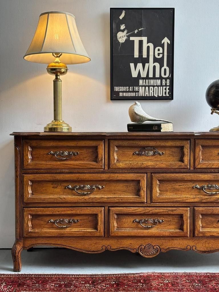 アンティーク　ビンテージ　家具 カッコいいデザインのヴィンテージ家具、四角い取っ手のサイド