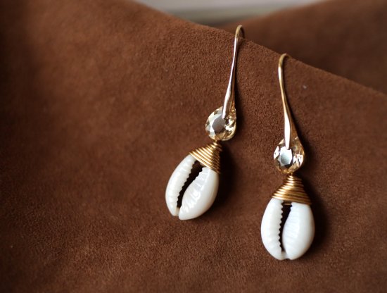 SHELLピアス ”子安貝×ビジュー”/shell earrings -アフリカ雑貨