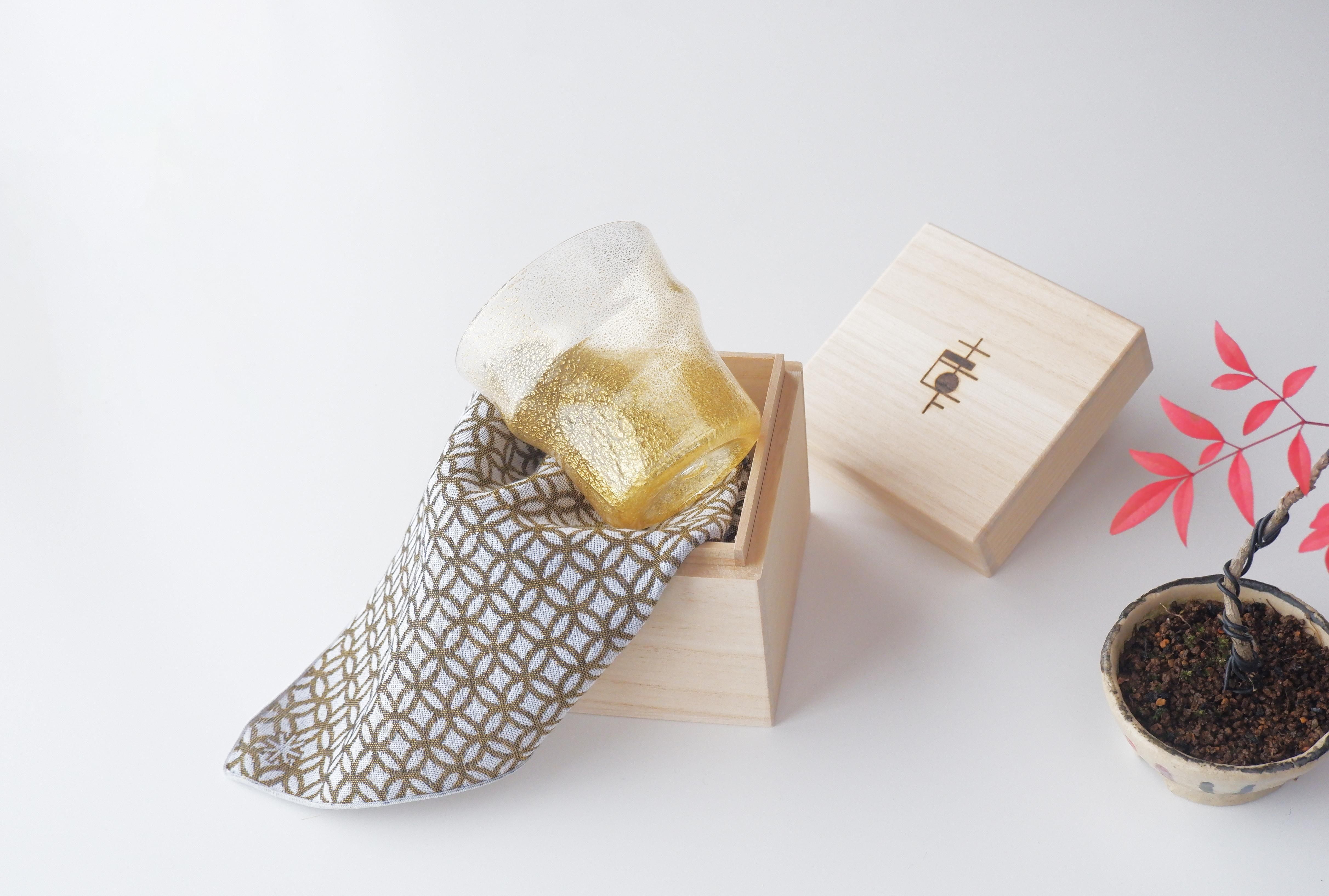 金銀箔工芸さくだ ／ 金箔を使用したあぶらとり紙や金箔化粧品などの