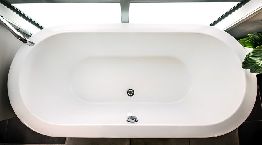 キレイを持続する浴槽洗剤。汚れを包み込んで洗い流す。浴槽や浴室の壁、床、鏡、ガラスなど浴室丸ごと掃除ができる専用洗剤です。