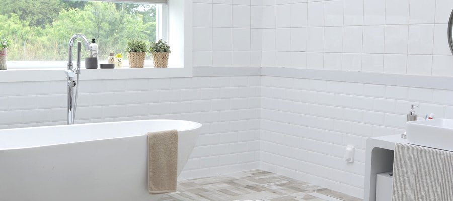 浴室洗剤は浴槽だけでなく浴室全体、壁・床・鏡などのお掃除にも利用できます。水あか、ウロコ汚れや赤カビなどヌメリ汚れに効果的。