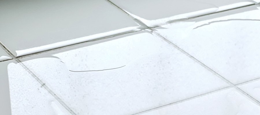 OSOJI Sommelierシリーズ カビクリーナー。濃厚ふんわり泡が汚れを包み込みしっかり漂白する。泡革命のカビ取り洗剤