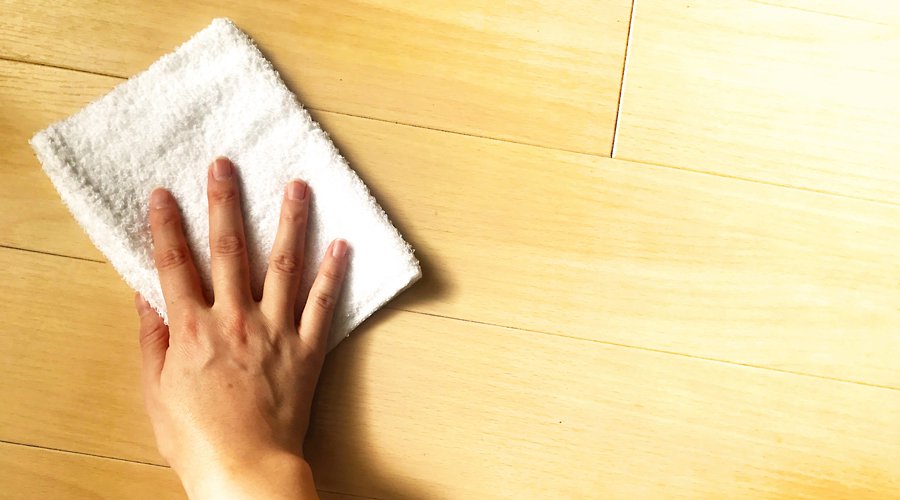 ヘアカラー液は床、浴室の壁などに付着してもはじめは透明なので気づきませんが、放置してしまうと素材が黒く変色し、こうなると通常の中性洗剤等ではなかなか落とすことが困難です。