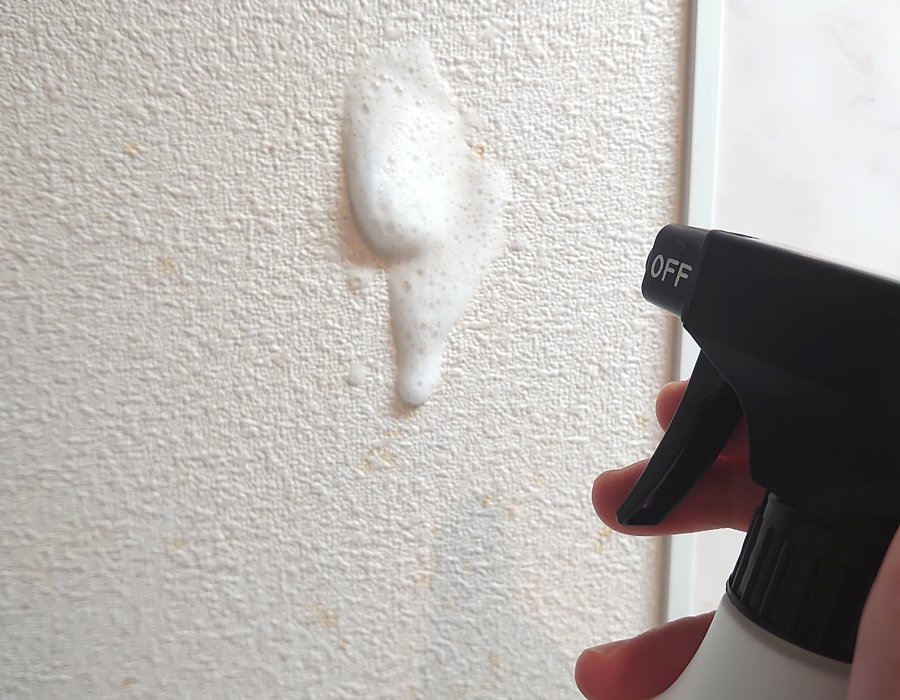 壁紙洗剤い含まれているナノコロイドの成分効果で汚れを包み込み、しっかりおとす。