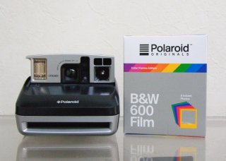 <img class='new_mark_img1' src='https://img.shop-pro.jp/img/new/icons47.gif' style='border:none;display:inline;margin:0px;padding:0px;width:auto;' />ʡPolaroid ONE 600 С֥å /  Polaroid Originals B&W Film for 600 Color Framesա