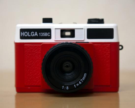 HOLGA 135BC RED×WHITE 【トイカメラ ホルガ】 - フォトスタジオ ヨシオカ 写真屋