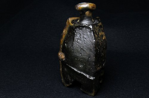 隠﨑隆一 「 備前黒酔器 」 酒器 三つ足高台 徳利 - レトロ ＆アート空間　 「 古美術倶楽部 玉兎 」