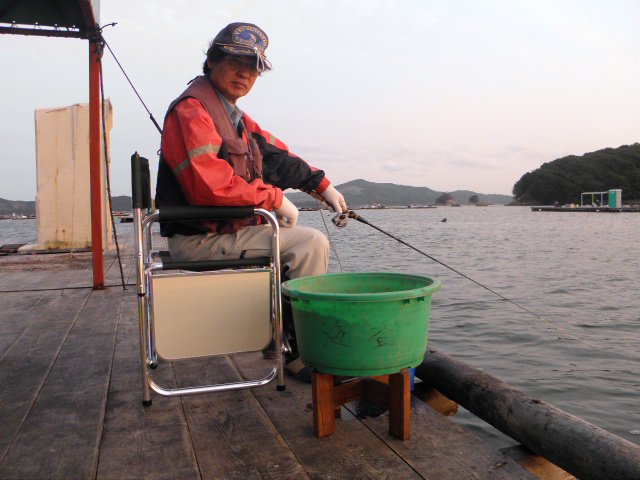 ☆筏・カセ釣り用 組立式 ダンゴ桶の台（高さ ２５cm）（腰痛を軽減