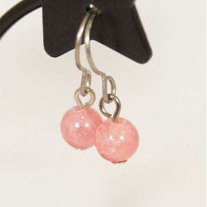 インカローズ５mm丸玉　ピアス　【チタンフック】　Rhodochrosite (Incarose)Pierced earring -  天然石アクセサリーショップ　akt8