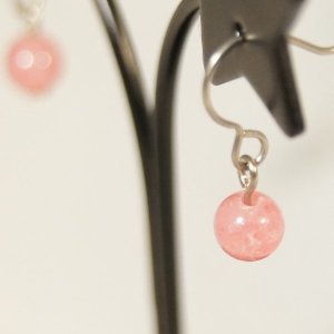 インカローズ５mm丸玉 ピアス 【チタンフック】 Rhodochrosite