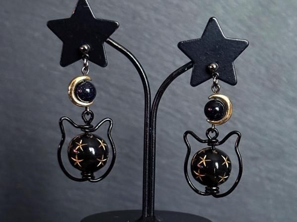 三日月眼の黒猫