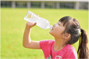 水を飲む子供の画像