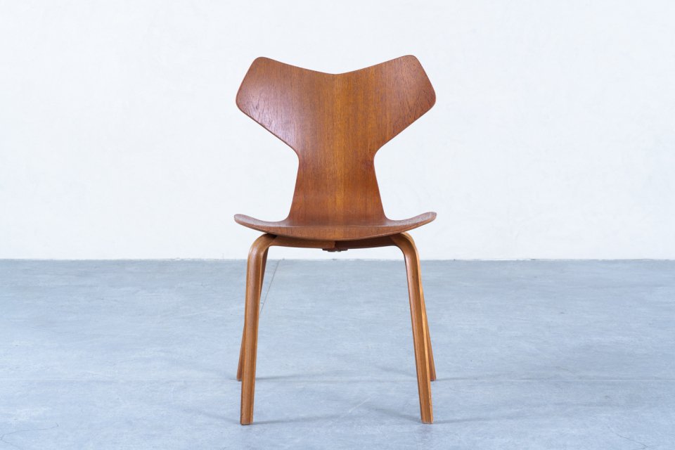 Arne Jacobsen model.4130 グランプリチェア