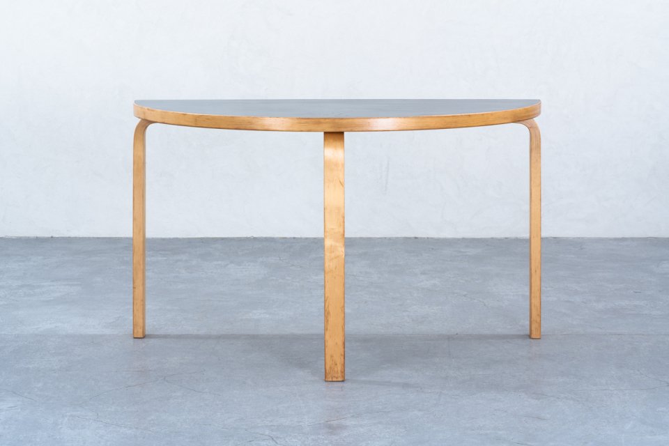 Alvar Aalto 95 半円テーブル リノリウム ブラック | 北欧家具 haluta (ハルタ)