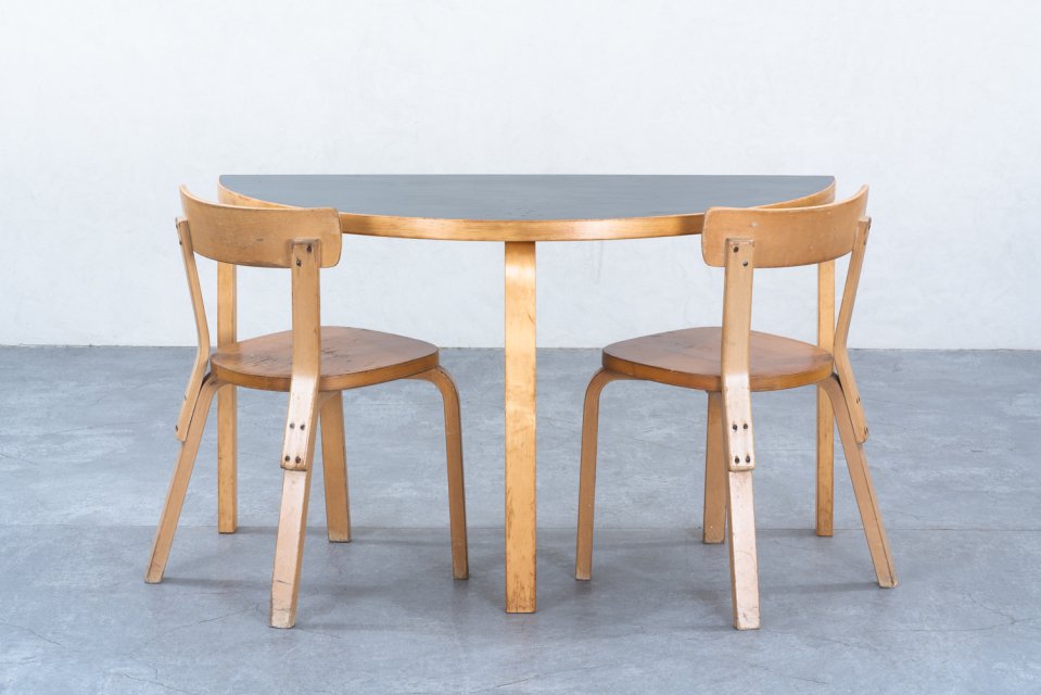 Alvar Aalto 95 半円テーブル リノリウム ブラック | 北欧家具 haluta (ハルタ)