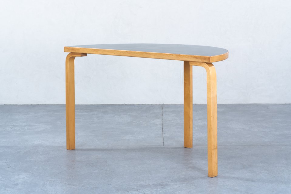 Alvar Aalto 95 半円テーブル リノリウム ブラック | 北欧家具 haluta (ハルタ)