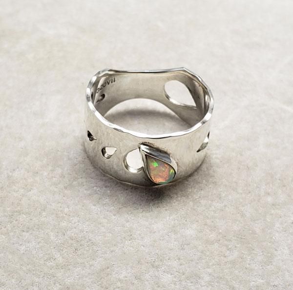 エチオピアオパールのしずく透かしリング - 個性的な石たちの彫金