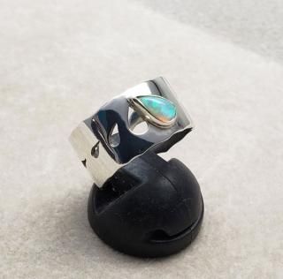 個性的な石たちの彫金アクセサリーショップ azovii