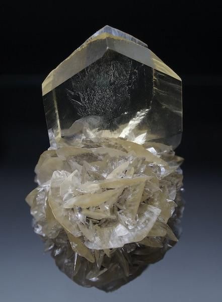 セレナイト（透石膏） 英名　Selenite 産地：Red River,Floodway,Canada　 サイズ：5.5×3.5×3.5cm　  ボール上に密集した結晶からさらに飛び抜けて成長した双晶が芸術的です。 蛍光性もあり、青白く光ります。 ...