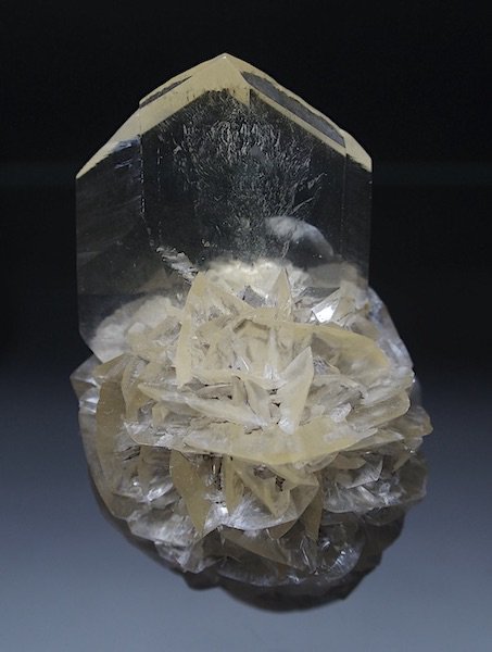 セレナイト（透石膏） 英名　Selenite 産地：Red River,Floodway,Canada　 サイズ：5.5×3.5×3.5cm　  ボール上に密集した結晶からさらに飛び抜けて成長した双晶が芸術的です。 蛍光性もあり、青白く光ります。 ...