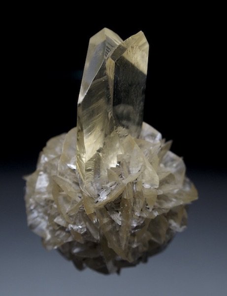 セレナイト（透石膏） 英名　Selenite 産地：Red River,Floodway,Canada　 サイズ：5.5×3.5×3.5cm　  ボール上に密集した結晶からさらに飛び抜けて成長した双晶が芸術的です。 蛍光性もあり、青白く光ります。 ...