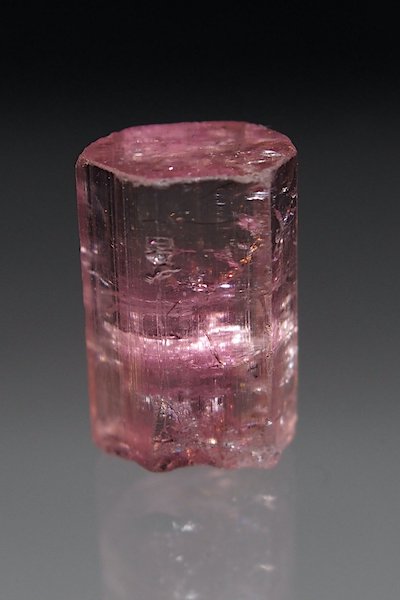 ピンクトルマリン（正式名 リチア電気石 Elbaite） 産地：Nasarawa,ナイジェリア サイズ：1.5×1×1cm　  ピンク色で透明感のあるトルマリンです。結晶標本としては出回っていない産地品だと思います。結晶も整ってます。