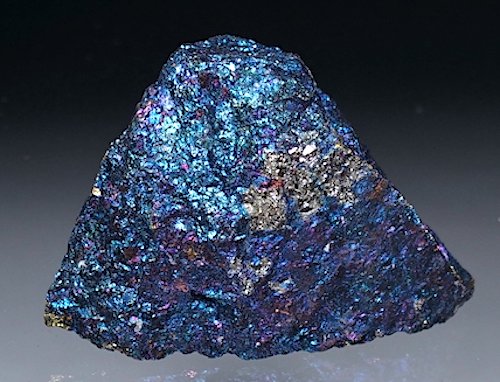 黄銅鉱 ＆斑銅鉱（Chalcopyrite＆Bornite） 産地：Chihuahua 州、メキシコ サイズ：4×6×3cm　  酸化現象により虹色に光る様から、ピーコックオレ（孔雀銅鉱）とも呼ばれることもあります。より強く光沢を出すために、酸処理されていると見た方が良いでしょう。