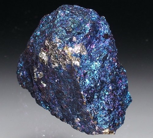 黄銅鉱 ＆斑銅鉱（Chalcopyrite＆Bornite） 産地：Chihuahua 州、メキシコ サイズ：4×6×3cm  酸化現象により虹色に光る様から、ピーコックオレ（孔雀銅鉱）とも呼ばれることもあります。より強く光沢を出すために、酸処理されていると見た方が良いでしょう。