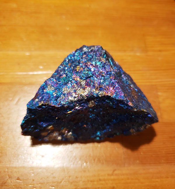 黄銅鉱 ＆斑銅鉱（Chalcopyrite＆Bornite） 産地：Chihuahua 州、メキシコ サイズ：4×6×3cm　  酸化現象により虹色に光る様から、ピーコックオレ（孔雀銅鉱）とも呼ばれることもあります。より強く光沢を出すために、酸処理されていると見た方が良いでしょう。