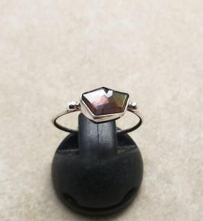 奈良県レインボーガーネットのツインひし形リング - 個性的な石たちの