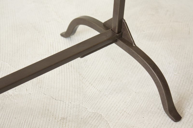 シンプルな鉄脚の組立式ハンガーラックは、低価格なのにリビングに置けるほどオシャレ！アパレルの什器にもおすすめのジョセフアイアン。