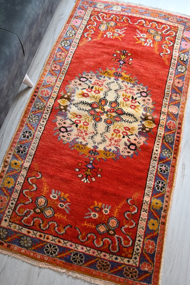 ヴィンテージ オールド絨毯 手織りラグ　170×116cmとても素敵なラグです⑅◡̈