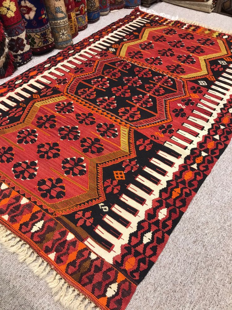 ペルシャ絨毯 シルク１００％ 手創り 91cm X 132cm - カーペット