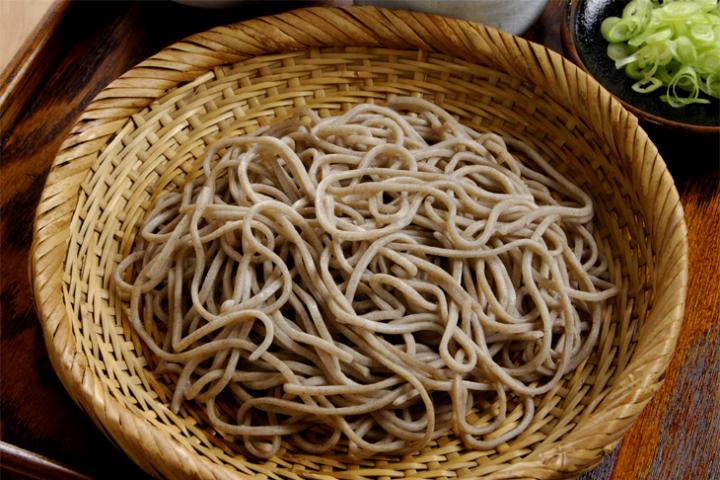 【蔵麺本陣】　石挽蕎麦 乾麺　5袋　10人前 - 伊勢・桑名のうどん　陣田屋商店　伊勢おかめ　お中元・お歳暮・贈答品に