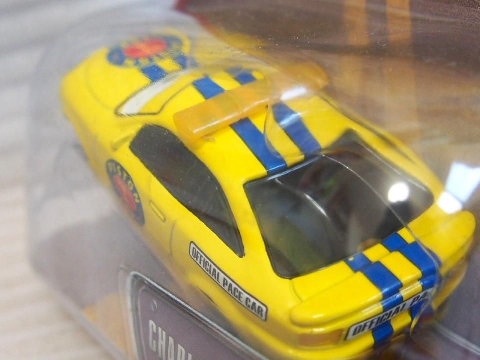 ピストンカップのペースカーのチャーリーチェッカー。レース