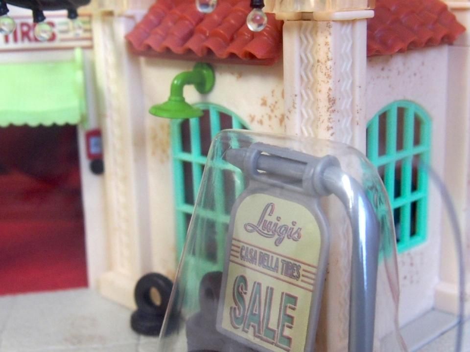カーズ マテル ルイージのカーサデラタイヤ プレイセット トイザらス限定 PRECISION SERIES LUIGI'S CASA DELLA TIRES PLAYSET