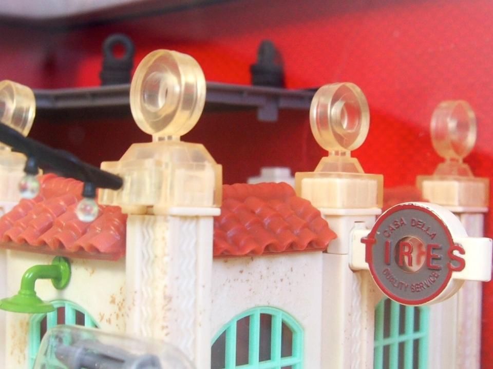 PRECISION SERIES LUIGI'S CASA DELLA TIRES PLAYSET PRECISION SERIES LUIGI'S CASA DELLA TIRES PLAYSET