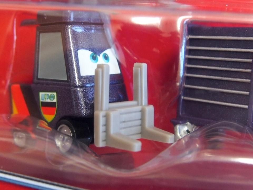 カーズ2のWGPで登場したマックスシュネルのピッティーが工具箱